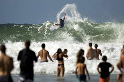 El surfista australiano Mick Fanning ofrece un espectáculo a sus seguidores durante el Campeonato de Liga celebado en Coolangatta (Australia).