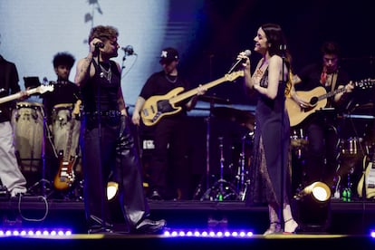 Dani Fernández y Valeria Castro cantando a dúo '¿Y si lo hacemos?'. Imagen cedida por la organización.