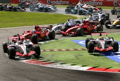 Hamilton fuera de la pista (a la derecha) junto a Alonso por delante de los Ferraris en Monza.