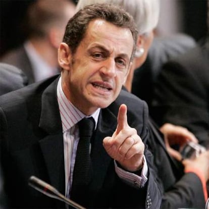 Nicolas Sarkozy al inicio de la cumbre. Detrás, el ministro de Economía español, Pedro Solbes.