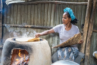 Una mujer prepara injera en su casa, en Berhale, Etiopía. 