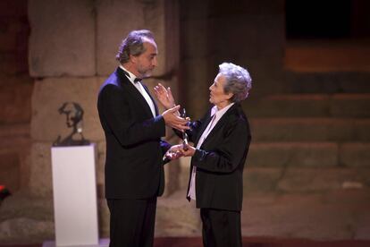 El actor Gonzalo de Castro, otro de los protagonistas de la serie, entrega el Premio Ceres a la mejor actriz a Amparo Baró, por 'Agosto', durante la gala en el Festival de Teatro, en Mérida. De su paso por la serie son famosas las collejas que daba a Javier Cámara, Florentino Fernández y Toni Canto.