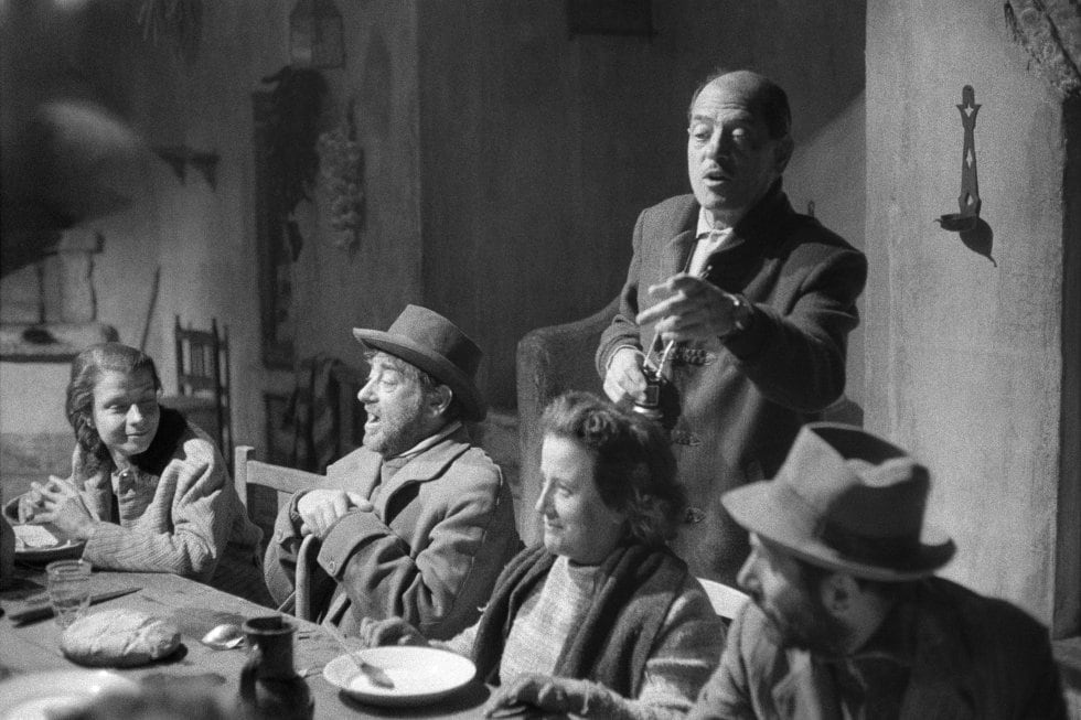 Luis Buñuel, de pie, dirige a los actores de 'Viridiana'. La fotografía es de Ramón Masats.