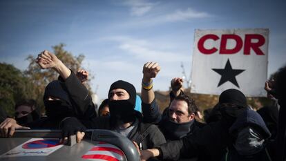 Manifestantes de los CDR tras un contenedor, en diciembre de 2018, en Barcelona.