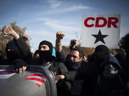 Manifestantes de los CDR tras un contenedor, en diciembre de 2018, en Barcelona.