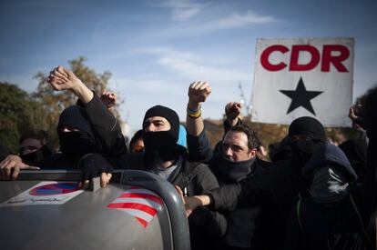 Manifestantes de los CDR tras un contenedor, en Barcelona-