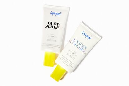 Glowscreen (de efecto brillo) y Unseen Sunscreen (transparente) de SUPERGOOP!, a la venta en Sephora.