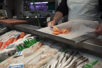 Un pescadero despacha gambas en un mercado de Madrid