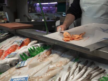 Un pescadero despacha gambas en un mercado de Madrid