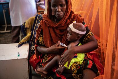 El Centro de Estabilización de Gode, que recibe apoyo de Unicef en la región de Somali, acoge y trata a niños afectados por la sequía que padecen desnutrición aguda severa. El pasado 7 de mayo, Houssein, de dos años, fue ingresado en este centro, acompañado de su madre. 