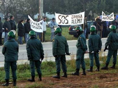 Efectivos de la Guardia Civil protegen la maquinaria para construir una autovía en Ibiza.