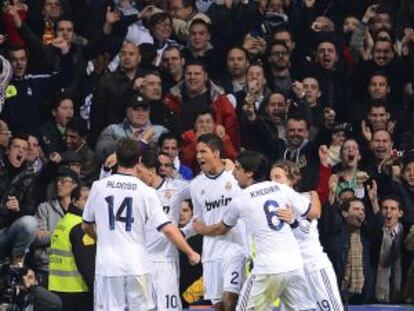 Varane celebra con sus compañeros el gol del empate.