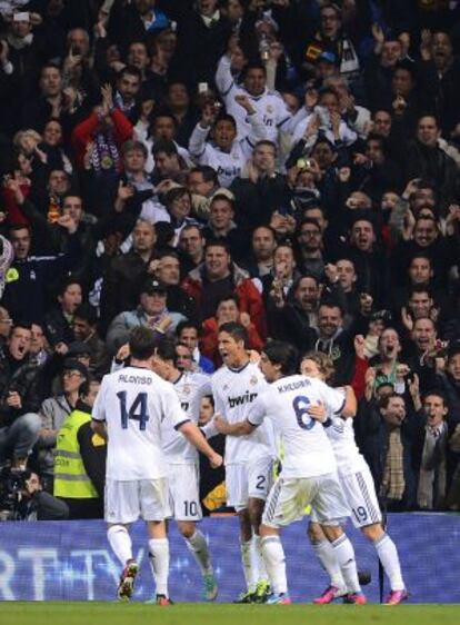 Varane celebra con sus compañeros el gol del empate.