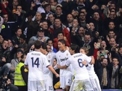 Varane celebra con sus compañeros el gol del empate.