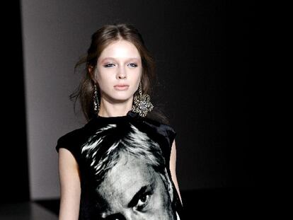 Modelo con un diseño de Armani.