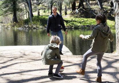 Pablo Casado juega a fútbol con sus hijos en Las Navas del Marqués (Ávila). A la derecha, Pedro Sánchez y su esposa, Begoña Gómez, pasean por Anchuras (Ciudad Real).