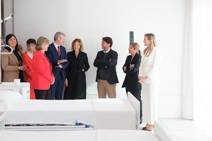 El presidente gallego, Alfonso Rueda, junto a la presidenta de la Fundación Amancio Ortega, Flora Pérez, en 2024 durante una visita a la residencia donada en Lugo, en una imagen de la Xunta.