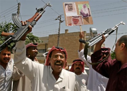 Un grupo de iraquíes celebran en Mosul la elección de Al Yawar.