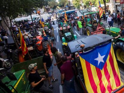 Diversos tractors són interceptats pels Mossos d'Esquadra als carrers de Barcelona.