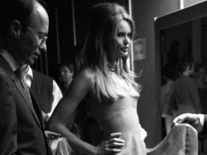 1995, los sevillanos Victorio y Lucchino preparan a la supermodelo Elle Macpherson antes de desfilar en Cibeles.