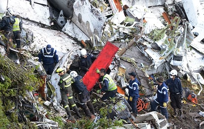 Personal de rescate trabaja junto a los restos del avión en La Unión (Colombia).
