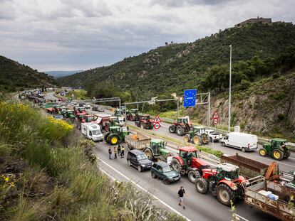 Agricultores bloquean con tractores la autopista AP-7, cerca de la frontera entre Francia y España, en la Junquera (Girona) este lunes.