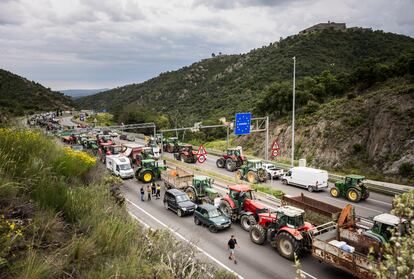 Agricultores bloquean con tractores la autopista AP-7, cerca de la frontera entre Francia y España, en la Junquera (Girona) este lunes.