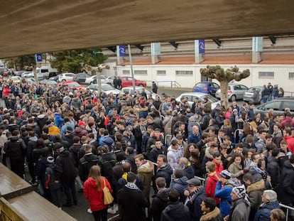 Aficionados charros acuden a presenciar el Unionistas-Salamanca CF UDS en el campo anexo al Helmántico.