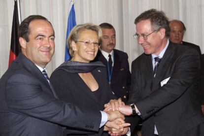 Los ministros de Defensa de España, José Bono, y Francia, Michèle Alliot-Marie, en una reunión en Bruselas.