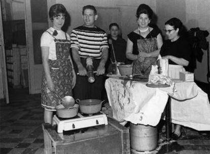 Españoles haciendo churros en el club García Lorca de Bruselas.