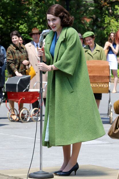 Quizá este sea el look más impracticable de la lista, pero no podía faltar. Por su maestría para mezclar verde con azul, por la silueta oversize de su abrigo y porque los tacones sensatos y cómodos están más vigentes que nunca.