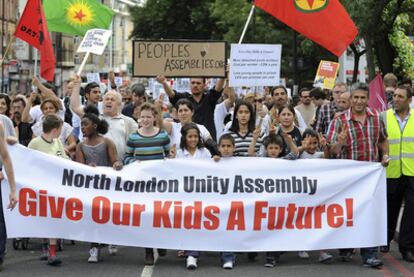 Varios centenares de ciudadanos marcha en Tottenham durante la protesta contra los disturbios de los últimos días en Reino Unido
