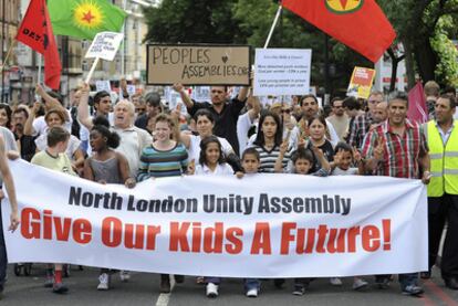 Varios centenares de ciudadanos marcha en Tottenham durante la protesta contra los disturbios de los últimos días en Reino Unido