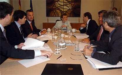 Reunión en La Moncloa, presidida por María Teresa Fernández de la Vega, para tratar las ayudas a las víctimas de los atentados del 11 de marzo.
