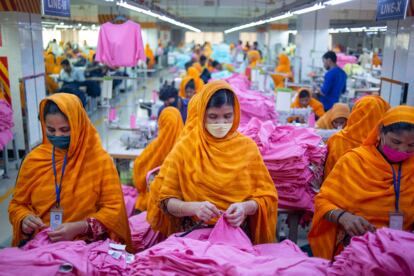 Costureras en una fábrica de Bangladesh