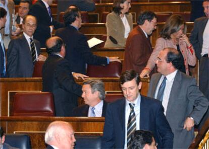 Los diputados del PP, en el momento de abandonar sus escaños.