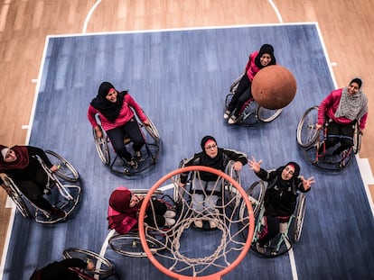 El equipo de baloncesto paralímpico femenino entrena en el polideportivo La Paz, para personas con discapacidad, algunos heridos durante el conflicto.