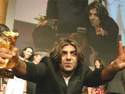 Fatih Akin, anoche, con el Oso de Oro.