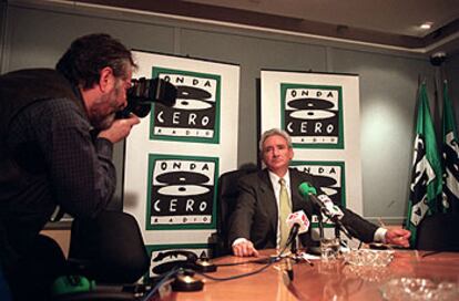 Luis del Olmo, fotografiado en el estudio de Onda Cero.