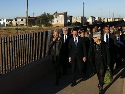 Manuel Valls (c), asiste a la inauguración del antiguo campo de refugiados de Rivesaltes.