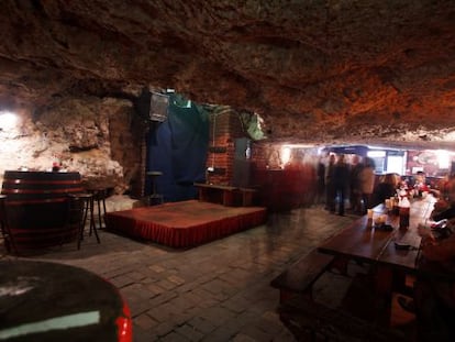 Una taberna subterránea con música en directo en una de las salas excavadas bajo el suelo de Belgrado.