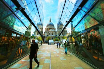 Vista de la catedral de San Paul desde un moderno centro comercial.