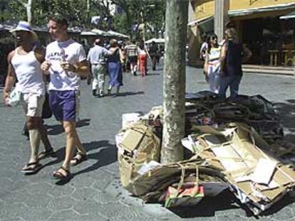 Cartones apilados en el paseo de Gràcia