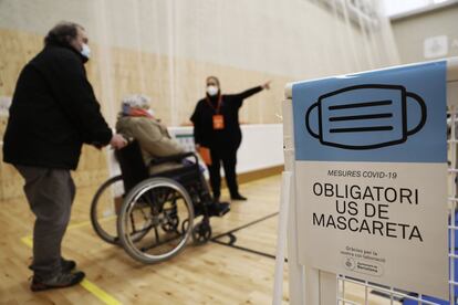 Control de acceso en el colegio electoral del polideportivo Camp del Ferro, en Barcelona. La participación cae respecto a 2017, en una jornada marcada por la pandemia.