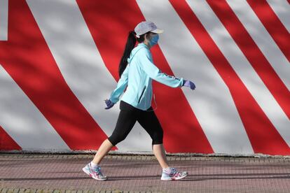 Una mujer hace ejercicio a primera hora de este sábado en Madrid.