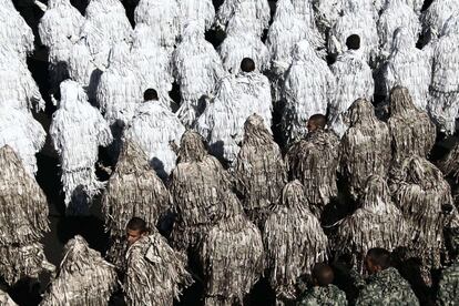 Soldados iraníes con trajes de camuflaje diseñado para asemejarse al follaje espeso, participan en el desfile militar anual que marca el aniversario de la guerra de Irán con Irak, en Teherán.