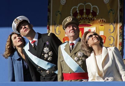 12 de octubre de 2007. Los Reyes y los Príncipes de Asturias presiden el desfile militar del Día de la Fiesta Nacional celebrado en el Paseo de la Castellana en Madrid.