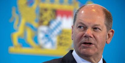 Olaf Scholz Federal Minister of Finance speaks at a joint conference after the Bavarian State Government weekly cabinet meeting in the Bavarian State Chancellery building, Munich, on March 31, 2020. - The conference is bradcasted in Live-Stream on Facebook, YouTube and Instagram and on the Website www.bayern.de, in order to better prevent a possible infection with the COVID-19 coronavirus. (Photo by Peter Kneffel / POOL / AFP)