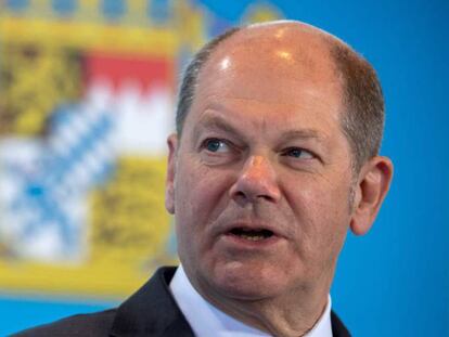 Olaf Scholz Federal Minister of Finance speaks at a joint conference after the Bavarian State Government weekly cabinet meeting in the Bavarian State Chancellery building, Munich, on March 31, 2020. - The conference is bradcasted in Live-Stream on Facebook, YouTube and Instagram and on the Website www.bayern.de, in order to better prevent a possible infection with the COVID-19 coronavirus. (Photo by Peter Kneffel / POOL / AFP)