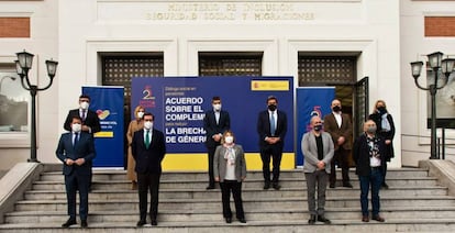 Los líderes sindicales y patronales junto al ministro de Inclusión, Seguridad Social y Migraciones, José Luis Escrivá (tercero por la derecha en la segunda fila), tras firmar el acuerdo sobre el complemento de las pensiones para reducir la brecha de género.